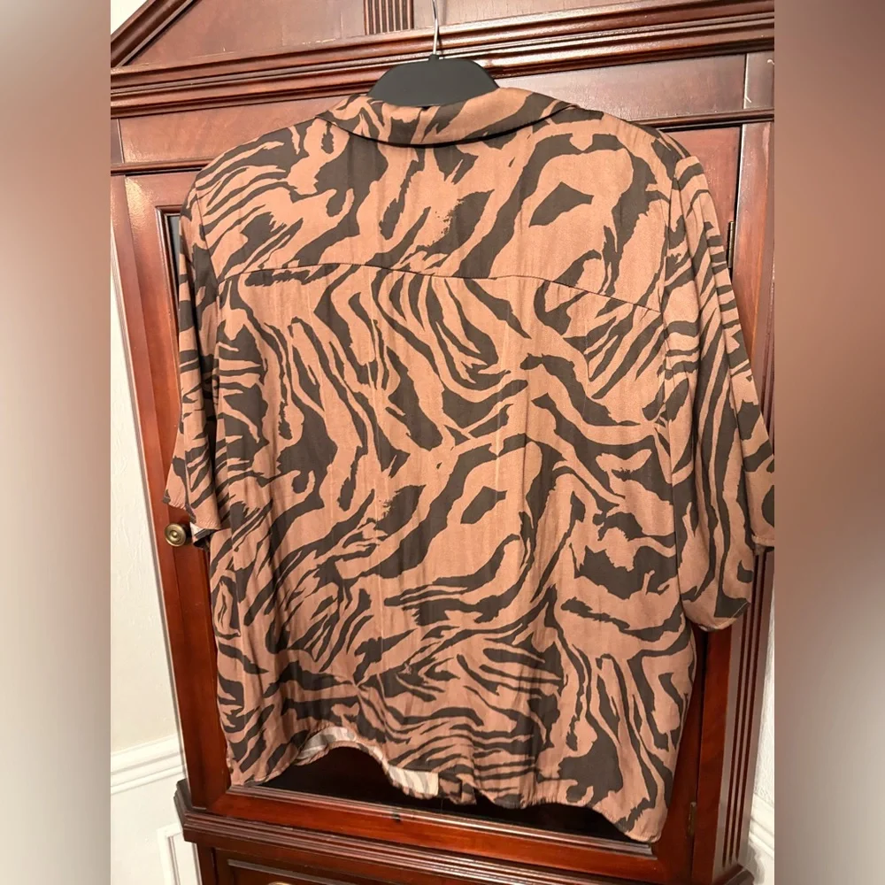 Rachel Zoe short sleeve button up animal print top - Picture 2 of 2